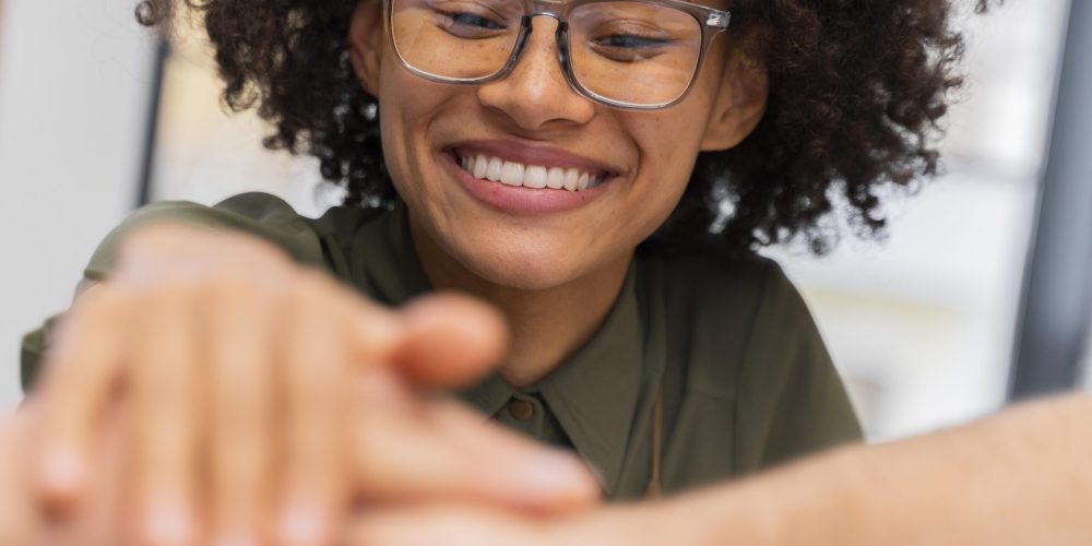 close-up-de-uma-mulher-de-negocios-sorrindo