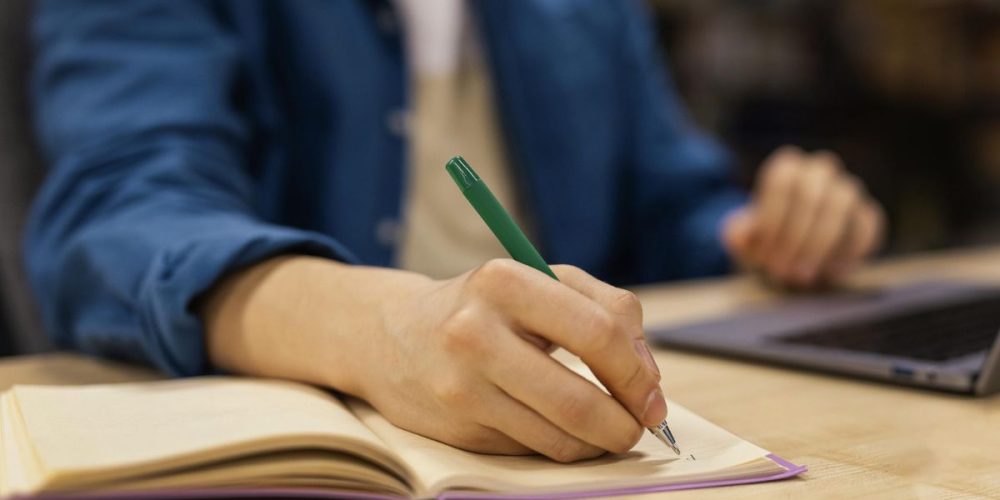 estudante-livro-aula